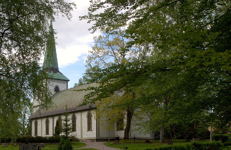 Träd vid en kyrka i Degersfors kommun